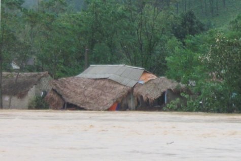 Hàng ngàn hộ dân tại Hà Tĩnh vẫn đang đang bị cô lập trong nước lũ